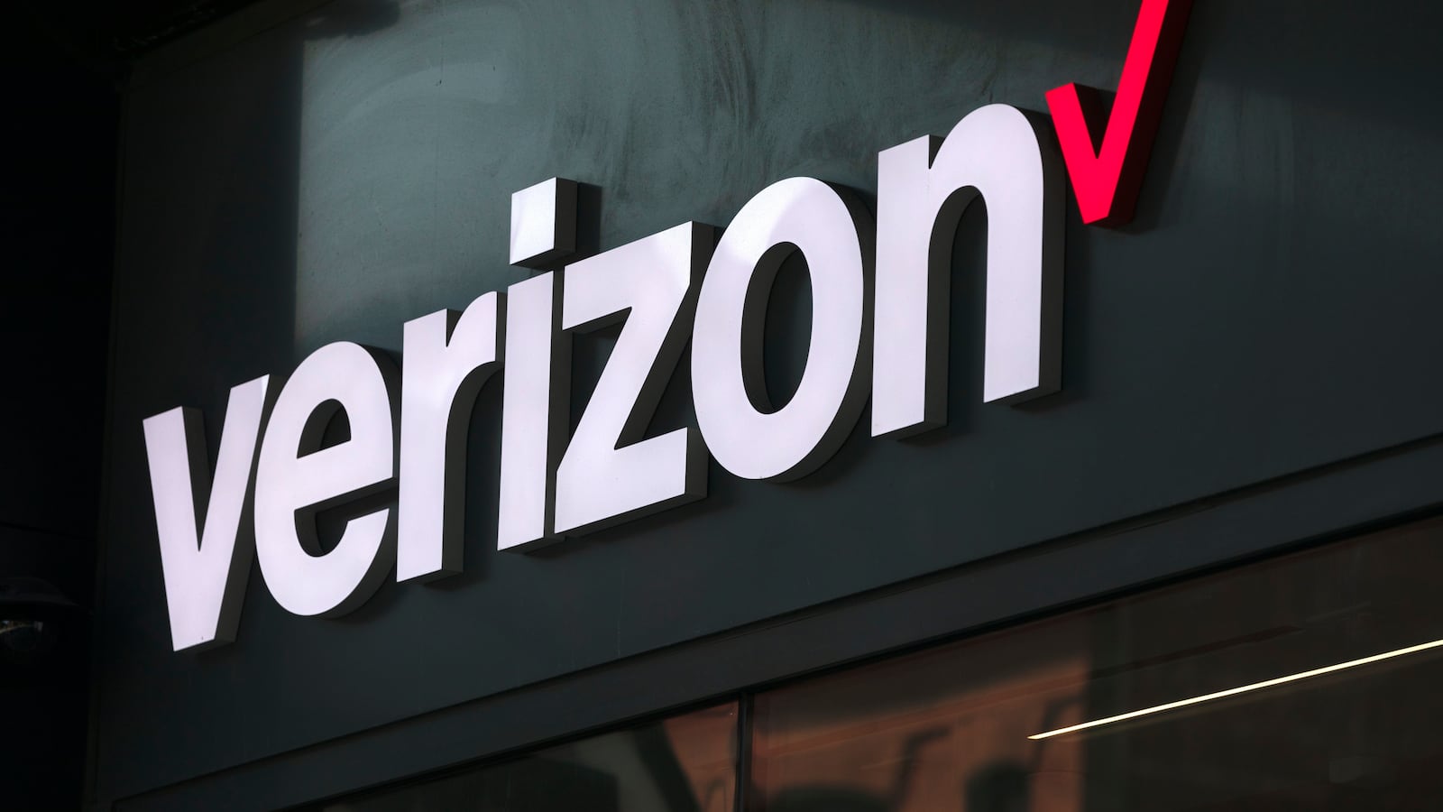 Verizon settles class action lawsuit over administrative fees