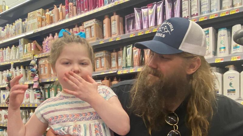 Country music superstar Chris Stapleton makes a 6-year-old girl's day with a special meeting...